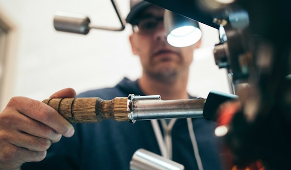 游泳世锦赛运动员在泳池中奋力划水争夺冠军的激烈场景