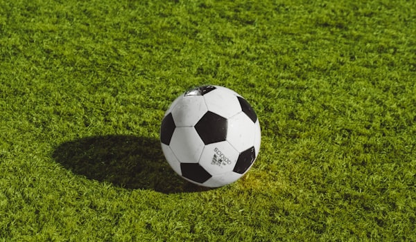 欧冠联赛决赛夜，球迷在球场内挥舞旗帜的壮观场面